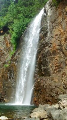 Franklin Falls is an extremely popular and one of the best waterfall hikes near Seattle